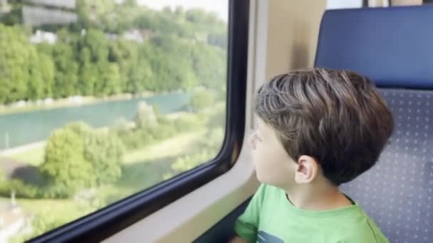 Gestos Criança Rumo Vista Janela Trem Luz Dia Mostrando Rio — Vídeo de Stock
