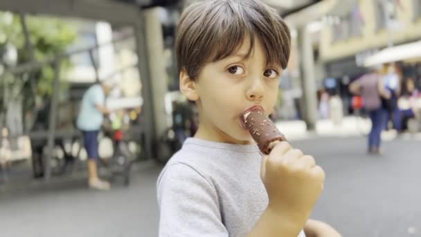 Város Kaland Kezelés Boy Enjoys Creamy Ice Cream Csokoládé Cone — Stock videók