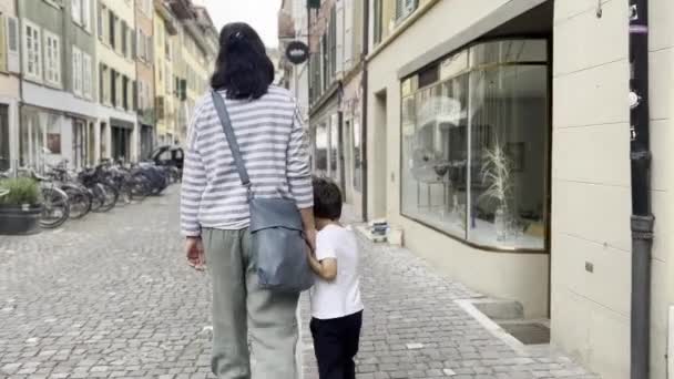 European Exploration Matka Syn Pěší Ulice Zaparkovanými Koly Všimněte Knih — Stock video