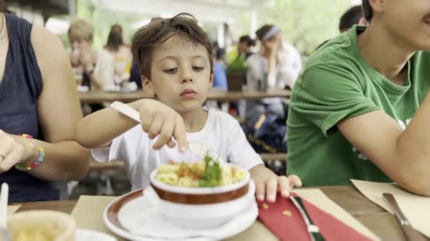 Makaron Rodzinny Lunch Mały Chłopiec Bezpiecznie Chłodzenie Dół Hot Dish — Wideo stockowe
