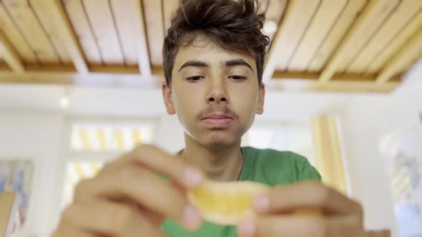 Delicia Tarde Adolescente Disfrutando Una Mandarina Para Merendar — Vídeo de stock