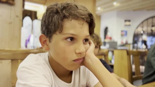 Dîner Doldrums Adolescent Frustré Repas Famille Menton Main Coudes Sur — Video