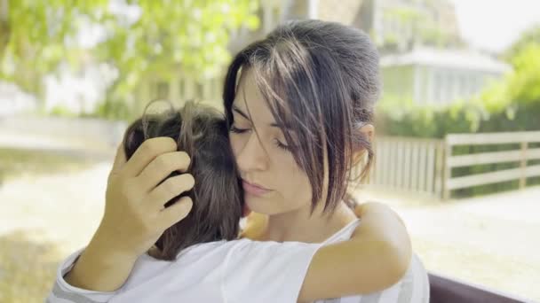 Zorgvuldig Mother Embrace Zoon Vindt Comfort Temidden Van Tandpijn Pijnlijke — Stockvideo