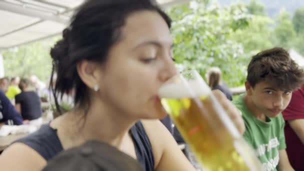 Familientreffen Frau Nippt Einem Schönen Nachmittag Der Bar Einem Bier — Stockvideo