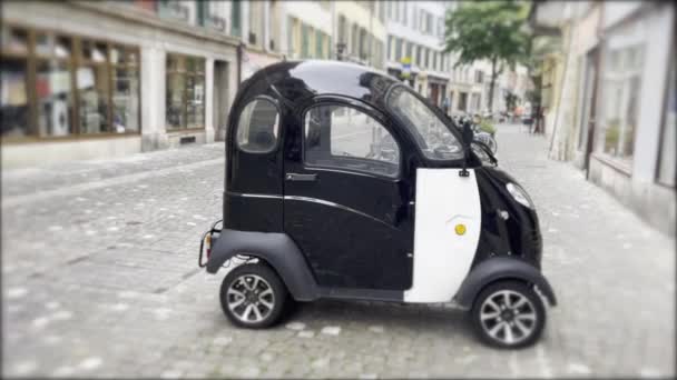 Tiny Single Seat Ηλεκτρικό Αυτοκίνητο Σταθμευμένο Μια Ευρωπαϊκή Οδό — Αρχείο Βίντεο