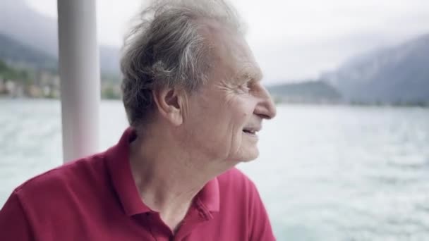 Örömteli Senior Megcsodálása Scenic Views Lake Boat Trip Cloud Covered — Stock videók