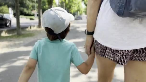 Enfant Fatigué Sur Trottoir Jour Demande Larmoyante Pour Confort Mère — Video