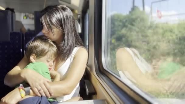 Niño Somnoliento Encuentra Consuelo Vuelta Mamá Viaje Tren — Vídeo de stock