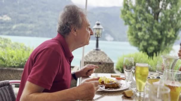 Lakeside Family Gathering Dziadkowie Wnuki Przyjemny Obiad Szwajcarskich Górach — Wideo stockowe