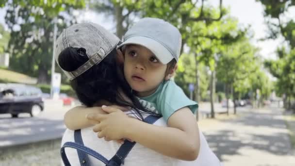 Madre Compasiva Eleva Hijo Medio Camino Proporciona Abrazo Reconfortante Comparte — Vídeos de Stock