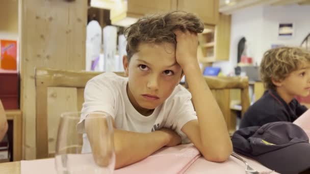 Desinteressierte Jugendliche Beim Familienessen Ellbogen Auf Dem Tisch Hand Auf — Stockvideo