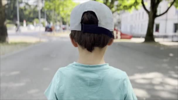 Ensamma Pojke Promenader Långsamma Steg Med Huvudet Ner Dagsljus Sidewalk — Stockvideo