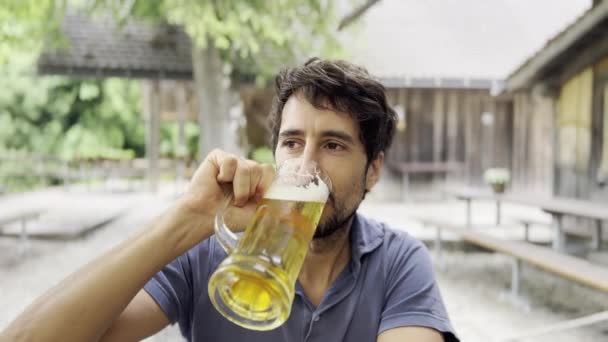 Contented Guy Tomando Uma Cerveja Bar Rústico Imerso Natureza — Vídeo de Stock