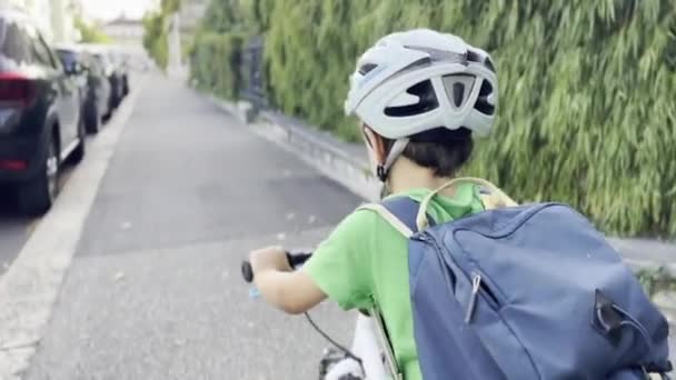 Aventura Bicicleta Residencial Menino Com Capacete Mochila Montando Zigzag Calçada — Vídeo de Stock