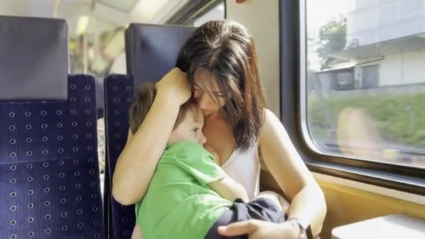 母は冷静な眠っている子供に挑戦し 腕を抱き 優しく彼の額を世話します — ストック動画
