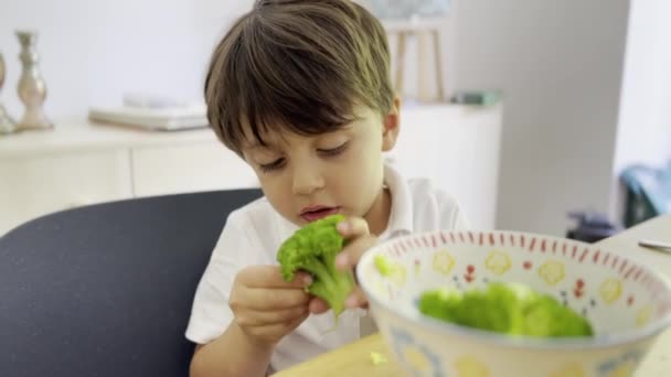 Friska Snacking Joy Ung Pojke Relishing Broccoli Med Händerna Eftermiddagen — Stockvideo