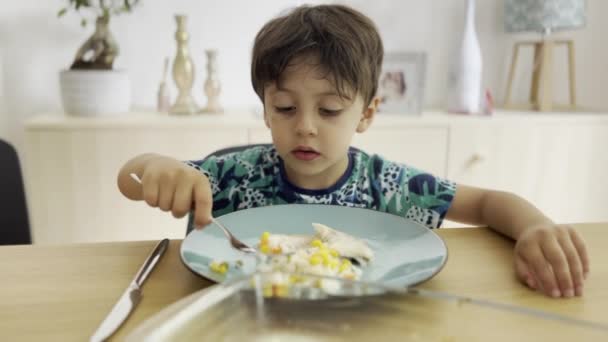 ランチの間に喜ばれる子供のチア プレートで彼のお気に入りの純粋さを受け取る 家庭で健康的な食事の毎日のシーン — ストック動画