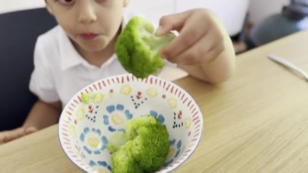 Avsiktliga Val Ung Pojke Tankeväckande Plocka Broccoli Från Skålen Undersöka — Stockvideo