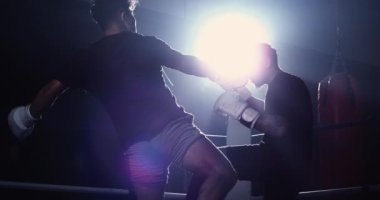 800 fps Ultra Slow Motion: Muay Thai Ring Savaşçıları, Kesinlik ve Güçle Saldırılar