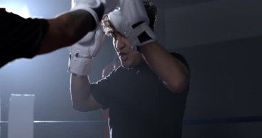 Boksörlerin Eldivenli Elleri Yavaş Hareket Selamı ile Dokunuyor, Şiddetli Savaştan Önce Onuru simgeliyor