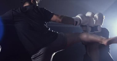 Muay Thai Pratisyeni Ringde İniş Tekmesi, Dövüşçüler Arasında Antrenman