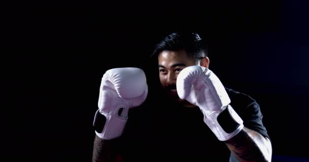 Gericht Fighter Ring Handschoen Poise Intens Eyeing Tegenstander Onder Harde — Stockvideo