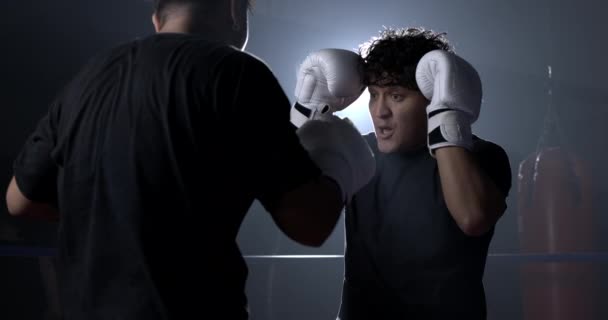 Lutadores Boxe Dentro Anel Usando Luvas Rivais Combate Intenso Face — Vídeo de Stock