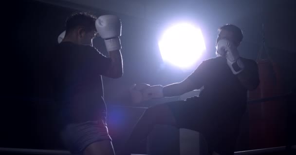 Resalte Del Anillo Luchador Evade Hábilmente Patada Bajo Iluminación Dramática — Vídeo de stock