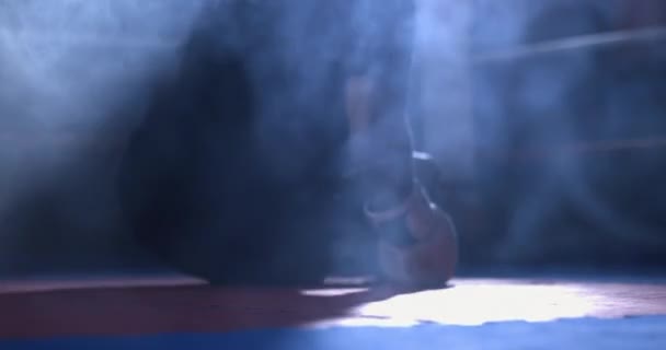 Boxeador Levantándose Del Suelo Después Ser Pateado Suelo Durante Partido — Vídeo de stock