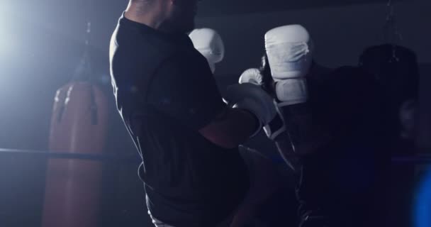 Два Бойца Внутри Ринга Боксерских Перчатках Боец Бьет Коленом Время — стоковое видео