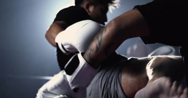 Точный Удар Muay Thai Warrior Обеспечивает Боковой Удар Телу 800 — стоковое видео
