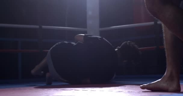 拳击手倒在地上后站了起来 拳击手以800 Fps的速度在超级慢动作中准备战斗 — 图库视频影像