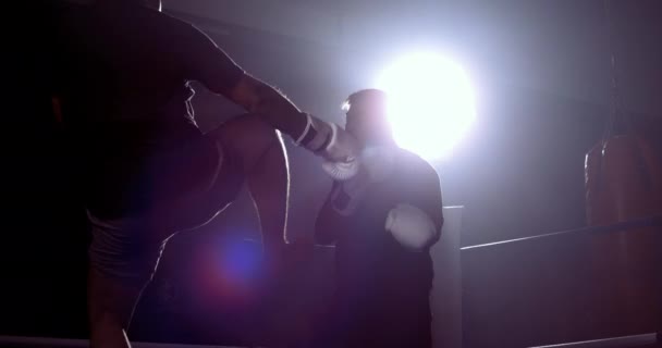 Fighter Dodging Spark Inuti Ringen Med Dramatisk Belysning Fångas Hög — Stockvideo
