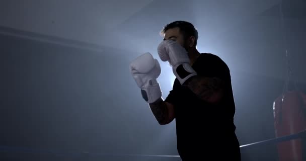 Soustředěný Bojovník Uvnitř Ringu Připraven Boji Rukavicemi Zírající Soupeře Dramatickým — Stock video