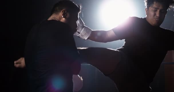 Dramatische Muay Thai Fighter Slaat Tegenstander Boksring Met Dramatisch Licht — Stockvideo