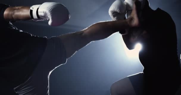 Muay Thai Luptător Lovind Adversarul Meci Profesionist Box Adversarului Apărându — Videoclip de stoc