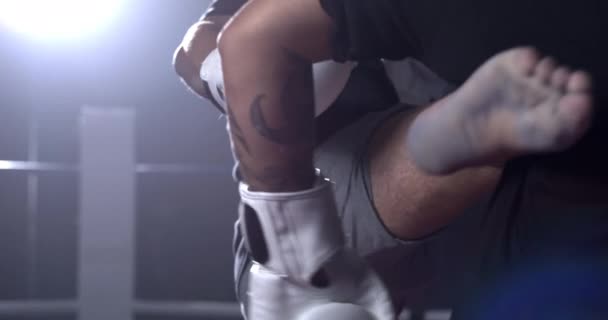 Muay Thai Fighter Sparkar Motståndaren Sidan Kroppen Super Slow Motion — Stockvideo