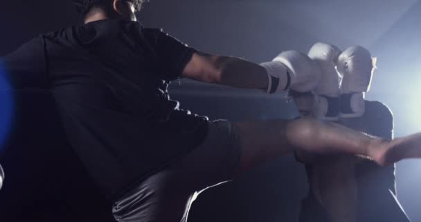 Muay Thai Praktizierender Landet Tritt Auf Gegner Ring Sparringsitzung Zwischen — Stockvideo