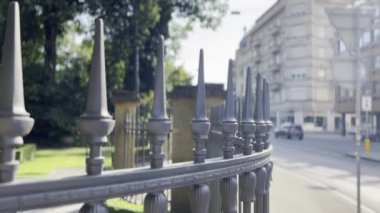 Şehir Ayrılıkçıları - Metal Çubukları Şehir Binasını Kaldırımdan Ayır, Ağaçlar, Arabalar ve Binalar Çerçeveledi