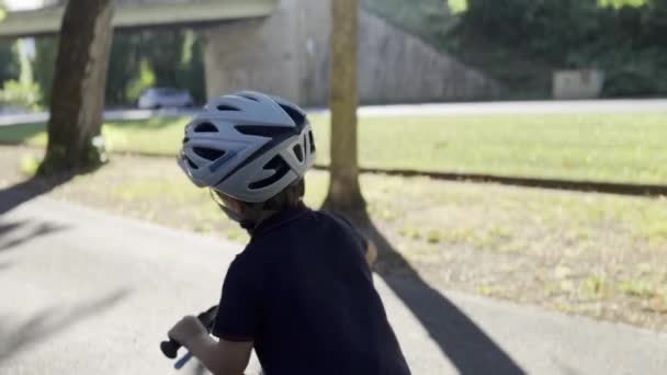 Impulso Bicicleta Criança Com Capacete Empurra Bicicleta Para Ganhar Velocidade — Vídeo de Stock