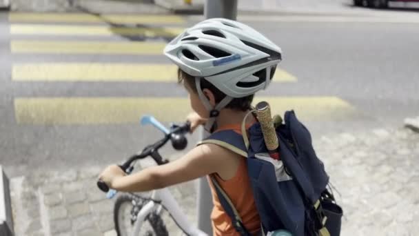 Sicurezza Stradale Ragazzo Con Casco Zaino Bicicletta Aspetta Passaggio Pedonale — Video Stock