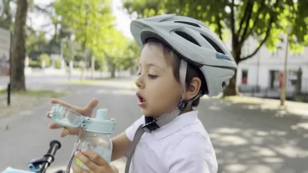 Hełm Chłopiec Rowerze Zatrzymuje Się Drinka Jego Kid Sized Butelki — Wideo stockowe