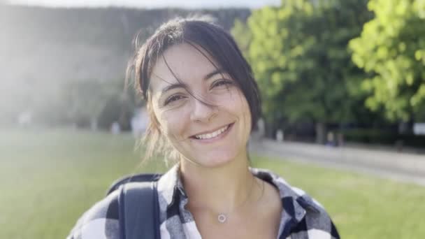 Zonnige Dag Portret Vrouw Glimlacht Naar Camera Met Mountain Backdrop — Stockvideo