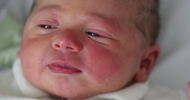 Yeni doğmuş bir bebek, hayatının ilk günü gözlerini açıyor. Bebek çocuk uyandı.