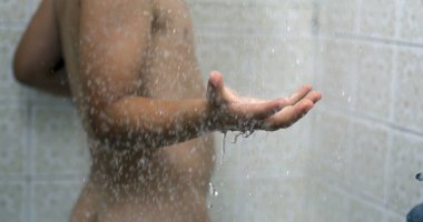Damlacıklar yavaş çekimde akıyor. Banyo sırasında çocukların eline sıçrayan 800 fps, rüya gibi sahnelerde yıkanan çocuklar.