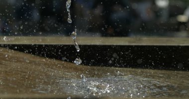 Ayrıntılı damlacıklar yüksek hızda 800 fps hızla yüzeye düşüyorlar.