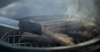 Izgarada sosis pişirmek Dumanlı barbekü, yemek hazırlama BBQ
