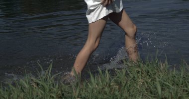 Küçük Kızın Ayakları Pond 'da koşuyor