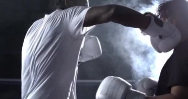 Rakibin suratına yumruk atan dövüşçü ağır çekimde boks ringinde dramatik bir darbe aldı. Nakavt vuruşu.