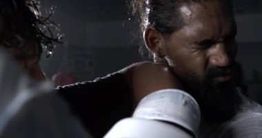 Yavaş Çekimde Yüze Yumruk Atan Adam 'ın Dramatik 800 Fps Ele Geçirmesi. Dövüşçü rakibini nakavtla yener.
